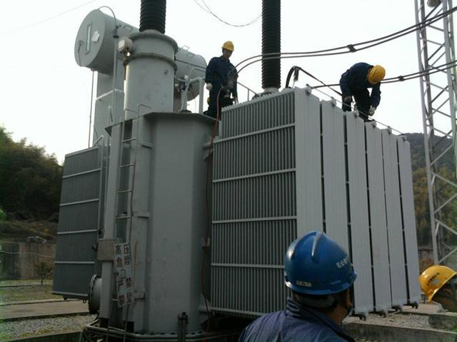 作業(yè)人員安全保護(hù)繩系在安全水平保護(hù)繩上，確保在變壓器本體上移動始終不會失去保護(hù)。