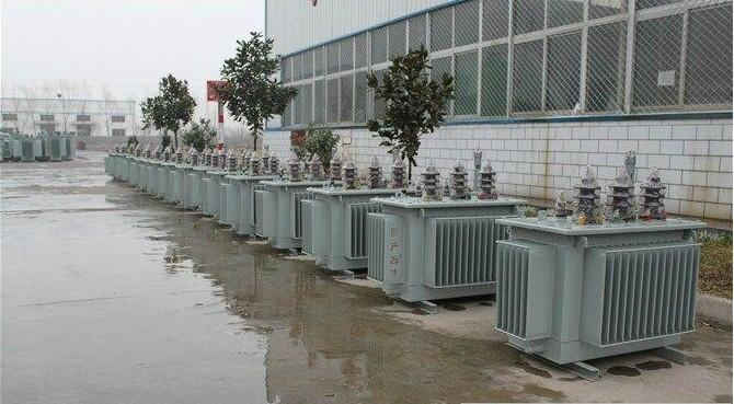 油浸式變壓器的保養(yǎng)如何去做？預(yù)防滲漏油：油浸式變壓器在油箱內(nèi)充滿變壓器油，裝配中依靠緊固件對(duì)耐油橡膠元件加壓而密封。